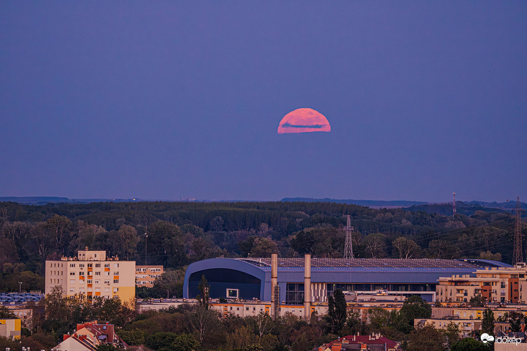 Májusi teliholdkelte Szeged fölött