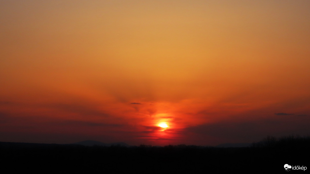 Napsugarak a poros naplementében.