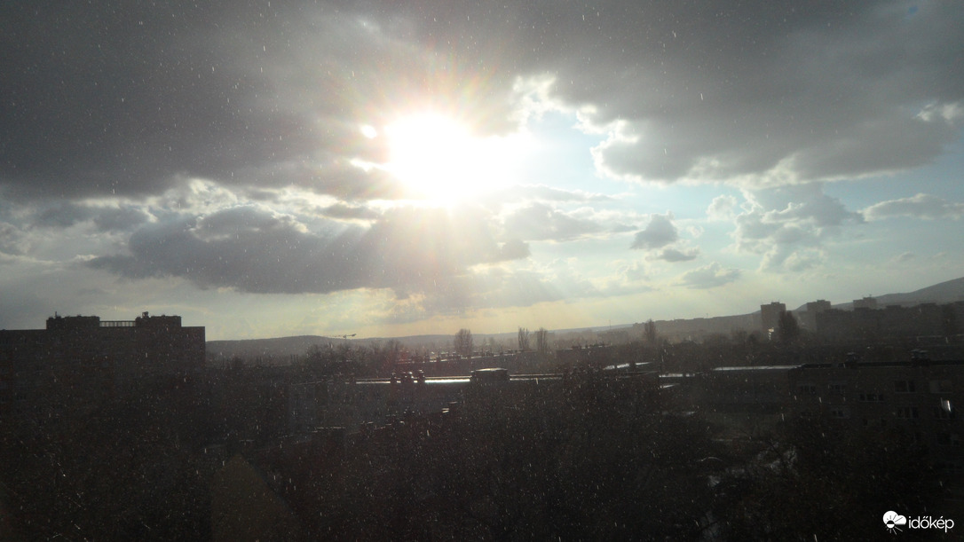 zápor napsütéssel