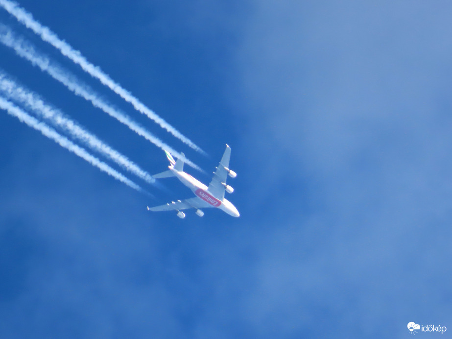 Felhők közé suhanó