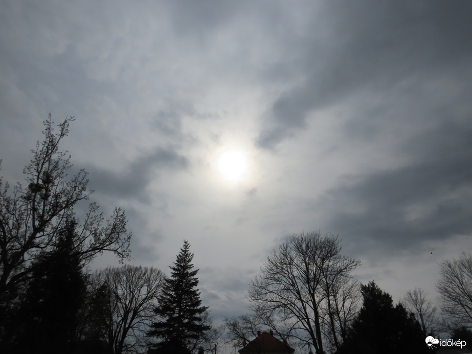 Áttörte a Nap a felhőket