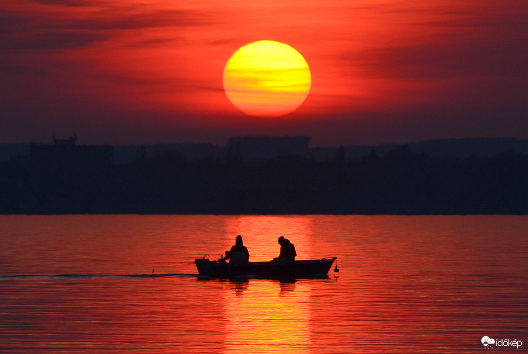 Izzó naplementében