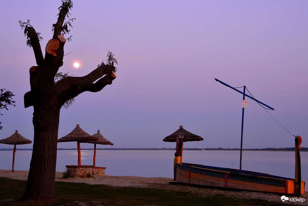 Telihold a Balaton felett