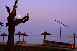Telihold a Balaton felett