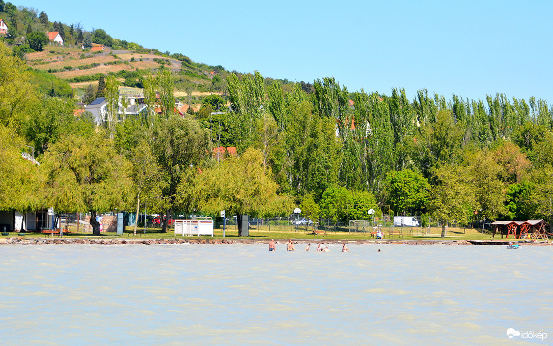 Májusi fürdőzők a Balatonban