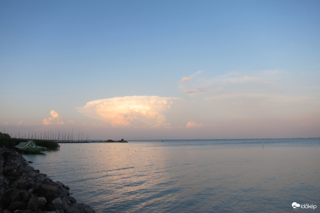 Egy távoli üllő Balatonfüredről-1