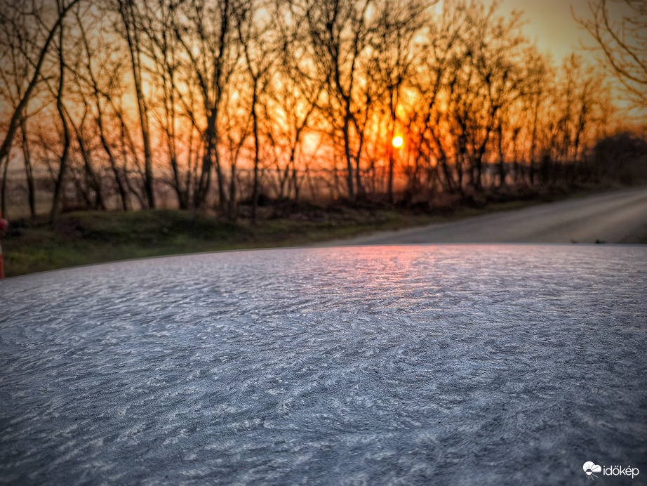 Jégvirágok a napkelte ragyogásában