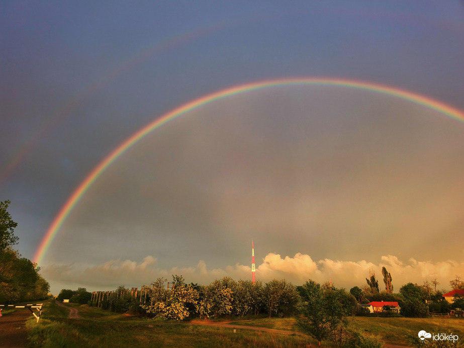 Elképesztően élénken díszelgő szivárvány