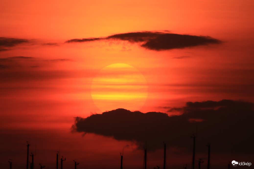 Gyönyörű márciusi Naplemente