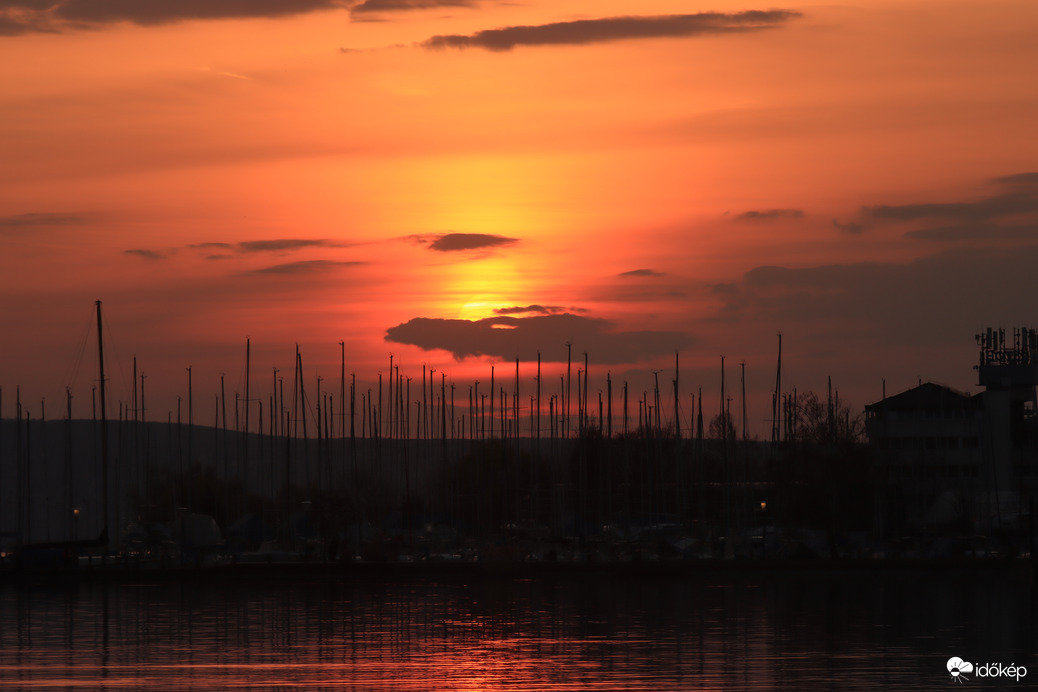 VÖRÖSBEN ÍZZÓ NAPLEMENTE