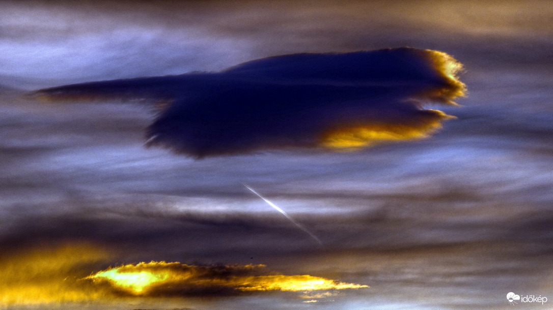 Esti "színjáték" a felhőkkel