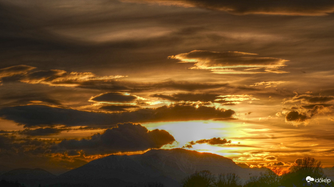 "Mozgalmas" naplemente a Hóhegynél